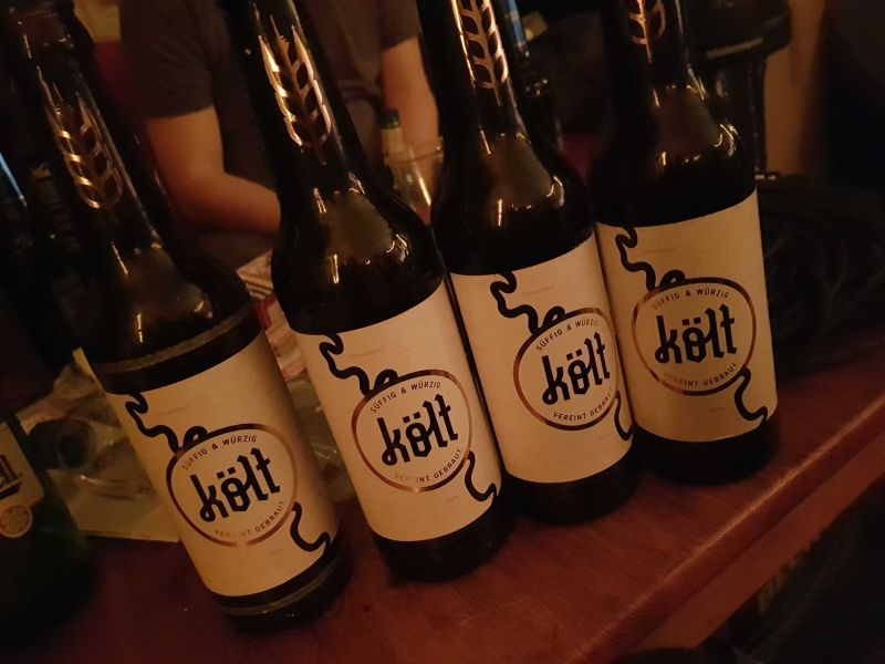 Költ